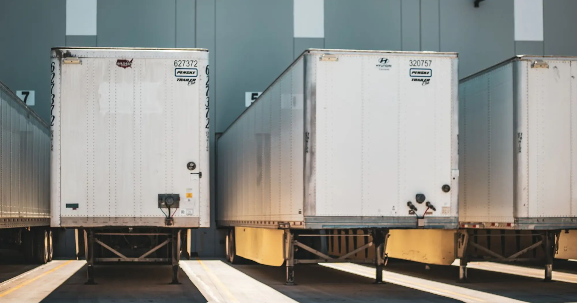 Remorques à quai dans un centre logistique